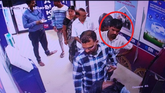 ମାତିଛନ୍ତି-ଏଟିଏମ-କାର୍ଡ-ଲୁଟେରା,-ମହିଳାଙ୍କ-କାର୍ଡ-ବଦଳାଇ-ନେଇଗଲେ-୪୦-ହଜାର-ଟଙ୍କା