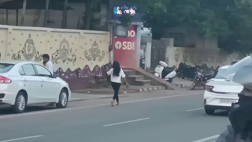 ରାଜଧାନୀ-ରାସ୍ତାରେ-ଯୁବତୀଙ୍କ-ହାଇଡ୍ରାମା,-ପଥଚାରୀଙ୍କୁ-ଗୋଡେଇ-ଗୋଡେଇ-ପିଟିଲେ