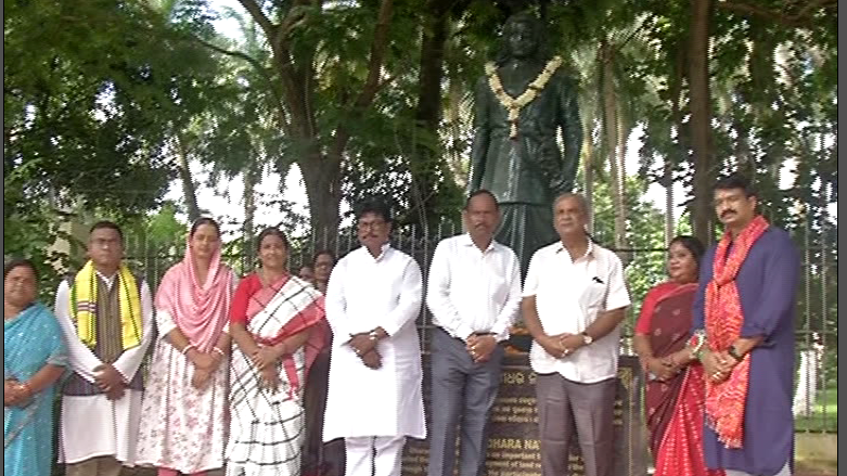 ବିଜେଡି-ପାଳିଲା-ବିଶ୍ଵ-ଆଦିବାସୀ-ଦିବସ,-ସ୍ଵାଧୀନତା-ସଂଗ୍ରାମୀଙ୍କୁ-ଦେଲେ-ଶ୍ରଦ୍ଧାଞ୍ଜଳି