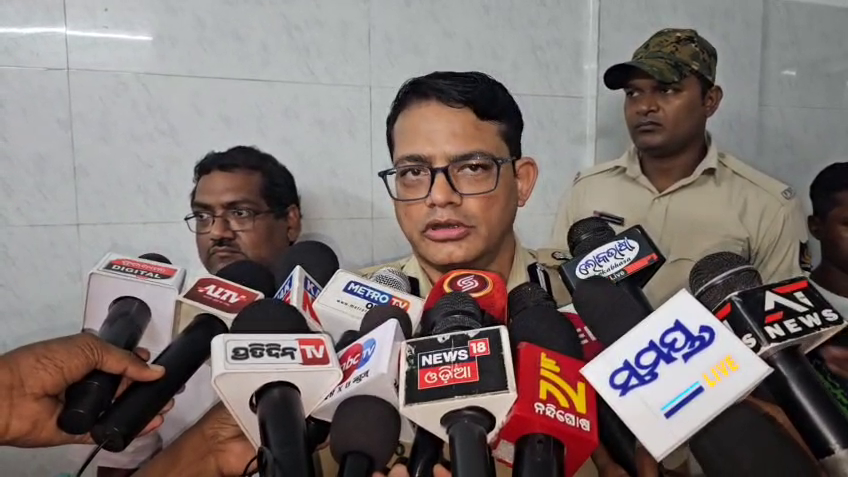 ଅନ୍ତରା-ପୀଡିତାଙ୍କୁ-ଭେଟିଲେ-ପୂର୍ବାଞ୍ଚଳ-ଡିଆଇଜି,-ଦୋଷୀ-ବିରୋଧରେ-ଲାଗିଛି-ସଙ୍ଗୀନ-ଦଫା