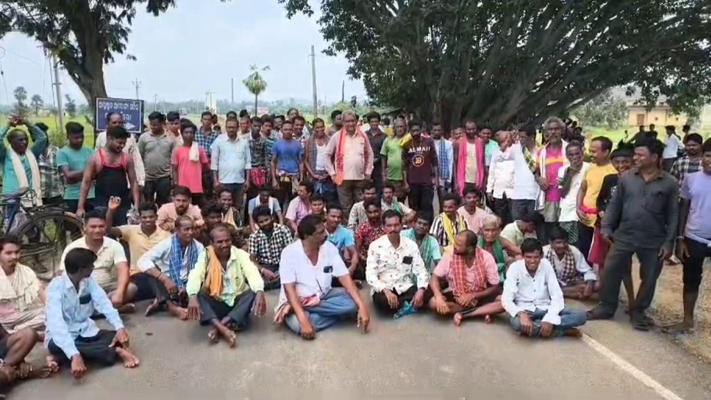 ଅଚଳ-ହୋଇପଡ଼ିଛି-ମେଗା-ଲିଫ୍ଟ-ପଏଣ୍ଟ,-ପ୍ରତିବାଦରେ-ରାସ୍ତା-ଅବରୋଧ-କଲେ-ଚାଷୀ