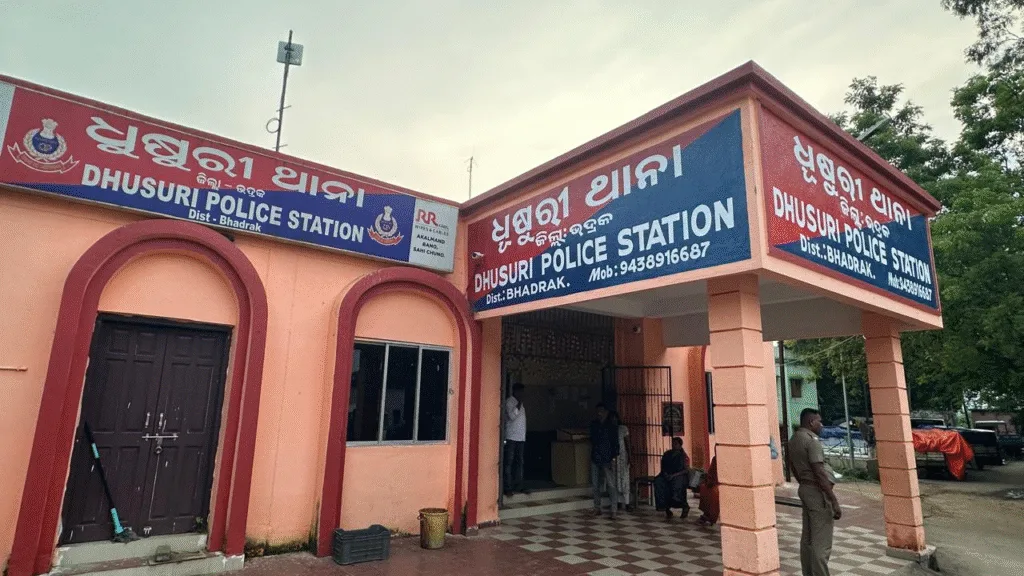 ନାବାଳିକା-ଛାତ୍ରୀକୁ-ନାବାଳକ-ଛାତ୍ରର-ଦୁଷ୍କର୍ମ,-ଗିରଫ-ପରେ-ସୁଧାର-ଗୃହକୁ-ପଠାଇଲା-ପୋଲିସ