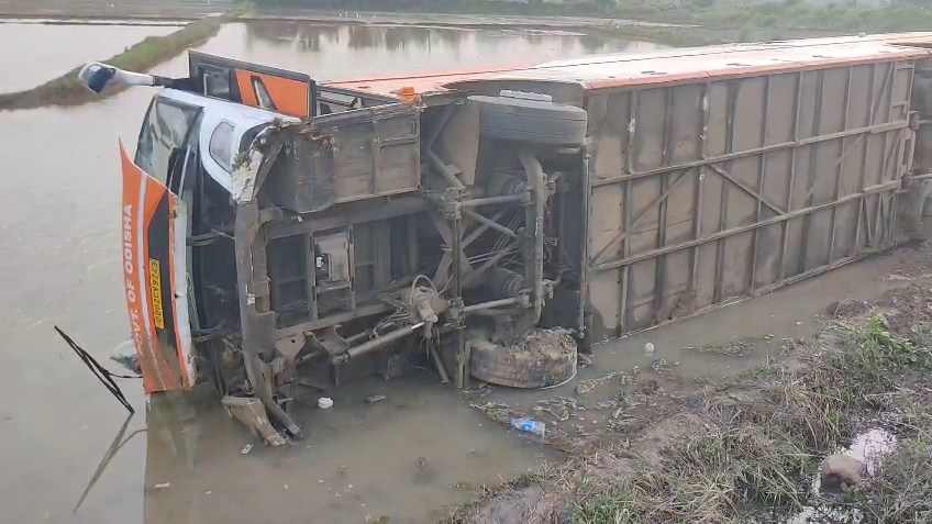 ପୁରୀରୁ-କୋଟପାଡ଼-ଯାଉଥିଲେ-ବସ୍,-ଅଧାରାସ୍ତାରେ-ଭାରସାମ୍ୟ-ହରାଇ-ଓଲଟିଲା-ଗାଡ଼ି