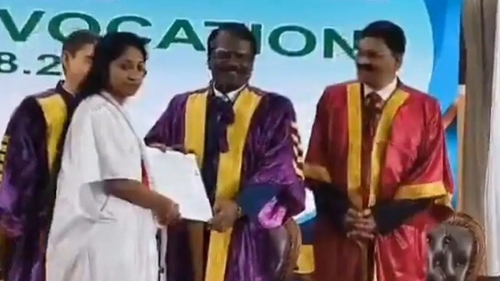 ରାଜ୍ୟପାଳଙ୍କ-ହାତରୁ-ଡିଗ୍ରୀ-ନେବାକୁ-ମନା-କଲେ-ତାମିଲନାଡୁର-ପିଏଚଡି-ଛାତ୍ରୀ,-ଫଟୋ-ବି-ଉଠାଇଲେନି