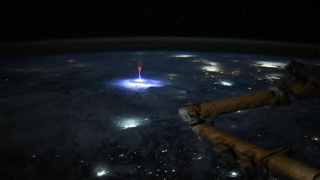 ଅନ୍ତରୀକ୍ଷରୁ-ଆଲୋକର-ଆଶ୍ଚର୍ଯ୍ୟଜନକ-ସ୍ତମ୍ବ-ଫଟୋ-ଉଠାଇଛନ୍ତି-ମହାକାଶଚାରୀ,-ଜାଣନ୍ତୁ-କ’ଣ?