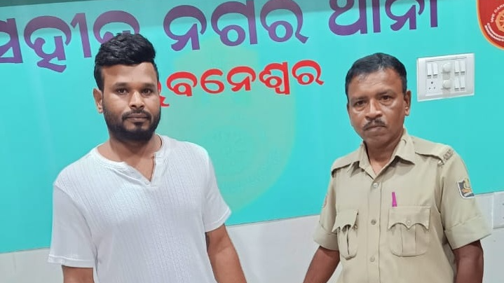 ଆର୍ମିରେ-ଚାକିରି-ଦେବା-ନାଁରେ-ଲୁଟ୍‌,-ପୂର୍ବତନ-ସେନା-କର୍ମଚାରୀଙ୍କୁ-ବାନ୍ଧିଲା-ପୋଲିସ