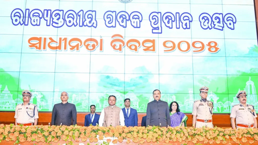 ରାଜ୍ୟସ୍ତରୀୟ-ପୋଲିସ-ପଦକ-ପ୍ରଦାନ-ସମାରୋହ-:-ସାହସିକତା-ପାଇଁ-୬-ଜଣଙ୍କୁ-ରାଷ୍ଟ୍ରପତି-ପଦକ-ପ୍ରଦାନ-କଲେ-ମୁଖ୍ୟମନ୍ତ୍ରୀ