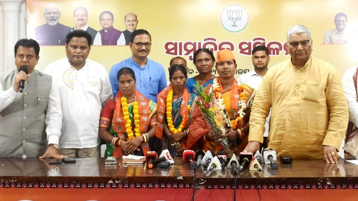 ବିଜେପିର-ମିଶ୍ରଣ-ପର୍ବ,-ଦଳରେ-ମିଶିଲେ-ପାଟଣା-ବ୍ଲକ-ଅଧ୍ୟକ୍ଷାଙ୍କ-ସମେତ-ପୂର୍ବତନ-ବ୍ଲକ-ଅଧ୍ୟକ୍ଷ,-୧୧-ସରପଞ୍ଚ