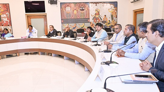 ମୁଖ୍ୟମନ୍ତ୍ରୀଙ୍କୁ-ଅନ୍ତରୀଣ-ରିପୋର୍ଟ-ପ୍ରଦାନ-କଲେ-ଷଷ୍ଠ-ରାଜ୍ୟ-ଅର୍ଥ-କମିଶନ