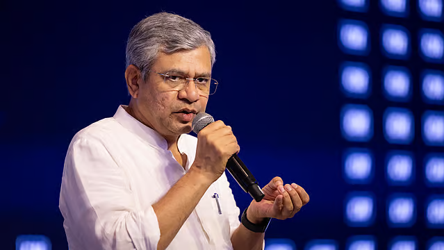 ଟ୍ରେନରେ-ଅଧିକ-ସାମଗ୍ରୀ-ନେବା-ପାଇଁ-ଦେବାକୁ-ପଡ଼ିବନି-ଅତିରିକ୍ତ-ଟଙ୍କା,-ସ୍ପଷ୍ଟ-କଲେ-ରେଳ-ମନ୍ତ୍ରୀ-ଅଶ୍ୱିନୀ-ବୈଷ୍ଣବ