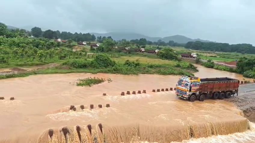 ପୋଲ-ଉପରେ-ବନ୍ୟା-ଜଳ-ପ୍ରବାହିତ,-ବିଭିନ୍ନ-ଗାଁକୁ-ଯୋଗାଯୋଗ-ବିଚ୍ଛିନ୍ନ