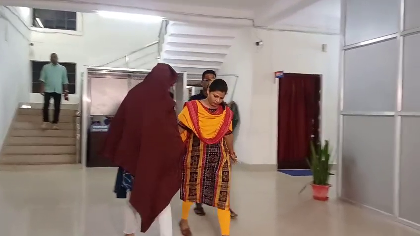 ଢେଙ୍କାନାଳ-ଏସପି-ଅଫିସ-ସମ୍ମୁଖରେ-ମହିଳାଙ୍କ-ଆତ୍ମହୁତି-ଉଦ୍ୟମ,-ଅଳ୍ପକେ-ବର୍ତ୍ତିଲା-ଜୀବନ