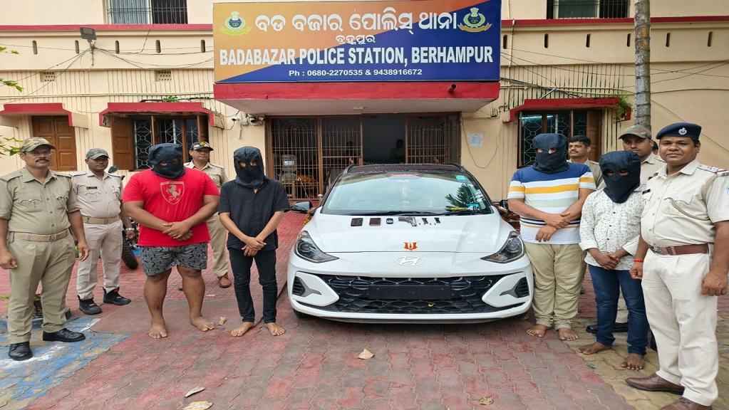 ଗୁଳି-କରି-ବ୍ୟବସାୟୀଙ୍କଠାରୁ-ହୀରା-ଲୁଟ୍-ଘଟଣାରେ-ଆଉ-୪-ଅଭିଯୁକ୍ତ-ଗିରଫ,-ପିସ୍ତଲ-ସହ-ଜୀବନ୍ତ-ଗୁଳି-ଜବତ