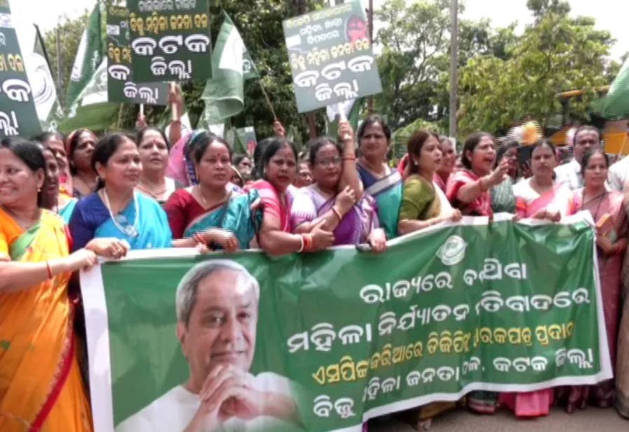 ନାରୀ-ସୁରକ୍ଷା-ନେଇ-ରାସ୍ତାକୁ-ଓହ୍ଲାଇଲା-ମହିଳା-ବିଜେଡି,-ଡିଜିପିଙ୍କ-ଉଦ୍ଦେଶ୍ୟରେ-ଦେଲେ-ଦାବିପତ୍ର