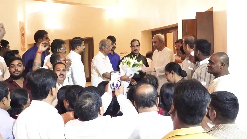 ନବୀନଙ୍କୁ-ଭେଟିଲେ-ବିଏମସିର-ବିଭିନ୍ନ-ଓ୍ବାର୍ଡର-କର୍ପୋରେଟର,-ବିକାଶମୂଳକ-କାମ-ବିଷୟରେ-କଲେ-ଆଲୋଚନା