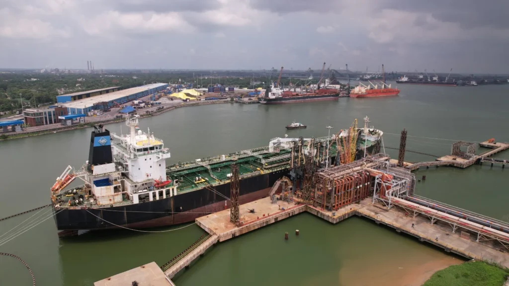 ୧୫୦-ନିୟୁତ-ମେଟ୍ରିକ-ଟନ୍‌-କ୍ଷମତା-କ୍ଲବରେ-ପାରାଦୀପ-ପୋର୍ଟ,-୨୦୨୬-ଯାଏଁ -ମାଲ୍‌-ପରିବହନ-ଶୁଳ୍କ-ନ-ବଢ଼ାଇବାକୁ-ନିଷ୍ପତ୍ତି