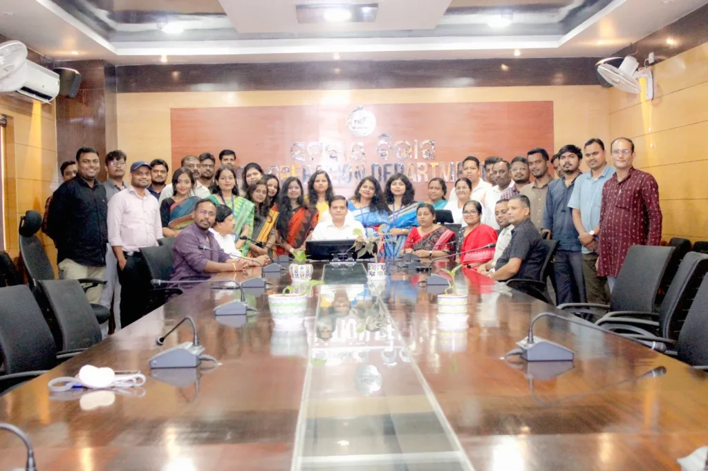 ସମବାୟ-ବିଭାଗର-ମହିଳା-କର୍ମଚାରୀମାନେ-ଜଣାଇ​‌ଲେ-ଦୀପାବଳିର-ହାର୍ଦ୍ଦିକ-ଶୁଭେଚ୍ଛା