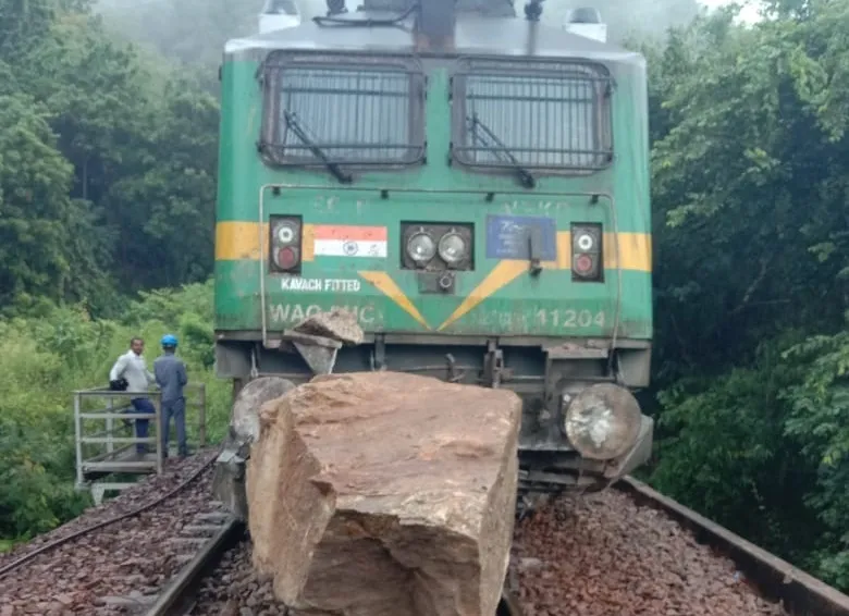 ମାଲବାହୀ-ଟ୍ରେନ୍-ଯିବାବେଳେ-ରେଲୱେ-ଟ୍ରାକ୍‌ରେ-ପଡ଼ିଲା-ପଥର,-ଟ୍ରେନ୍-ଚଳାଚଳ-ବନ୍ଦ