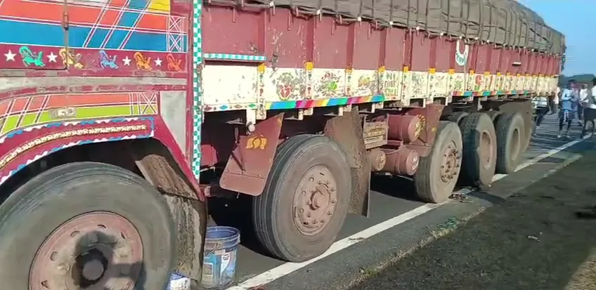 ଟ୍ରକ୍-ପଛରେ-ପିଟିହେଲା-ବାଇକ୍,-ଘଟଣାସ୍ଥଳରେ-ଦୁଇ-ଆରୋହୀଙ୍କ-ମୃତ୍ୟୁ