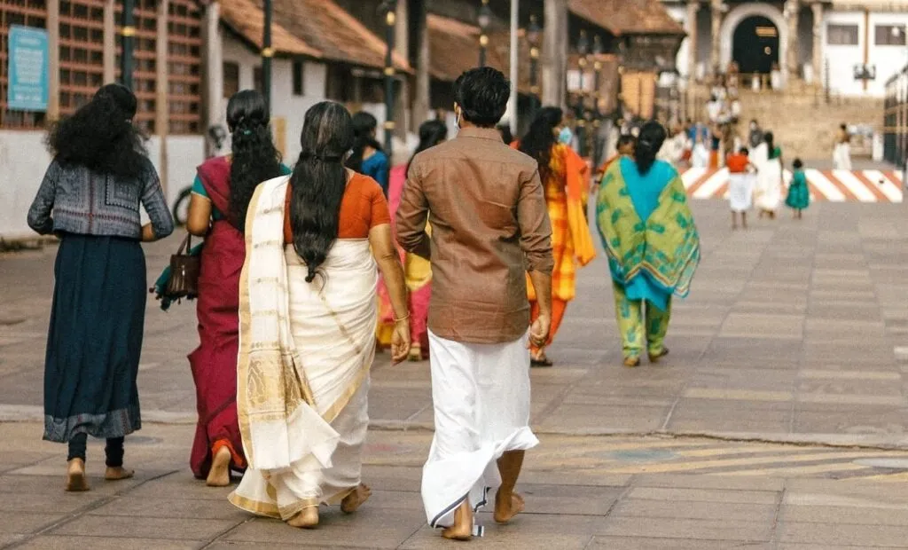 ମନ୍ଦିରକୁ-ଖାଲି-ପାଦରେ-କାହିଁକି-ଯାଆନ୍ତି-?-ଜାଣିରଖନ୍ତୁ-ନହେଲେ-ପଡିବ-କୁପ୍ରଭାବ…