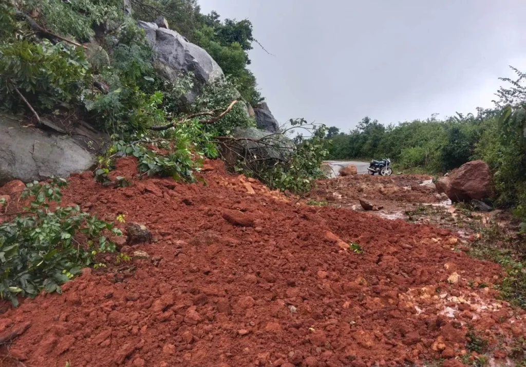 ପ୍ରବଳ-ବର୍ଷା-ଯୋଗୁଁ-ଧସିଲା-ମାଟି-ଅତଡା,-୨୦ରୁ-ଅଧିକ-ଗାଁକୁ-ଯାତାୟତ-ବନ୍ଦ