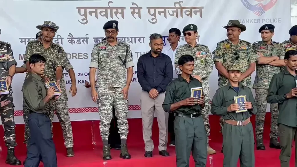 ୧୮ଟି-ଅତ୍ୟାଧୁନିକ-ବନ୍ଧୁକ-ସହ-ଆତ୍ମସମର୍ପଣ-କଲେ-୨୧-ହାର୍ଡକୋର-ନକ୍ସଲ