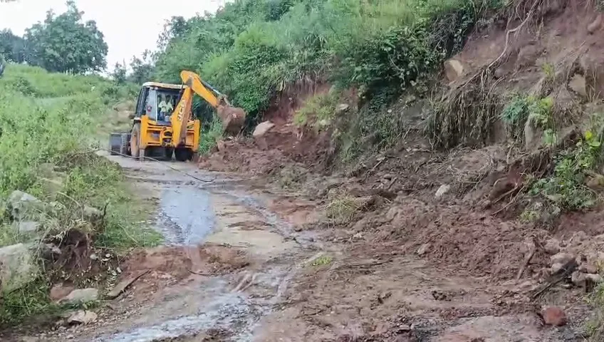 ଦୁଇ-ଦିନ-ପରେ-ଗଜପତି-ଜିଲ୍ଲାରେ-ରାସ୍ତାରେ-ପଡ଼ିଥିବା-ପଥର-ହଟାଗଲା,-ଯାତାୟତ-ସ୍ୱାଭାବିକ