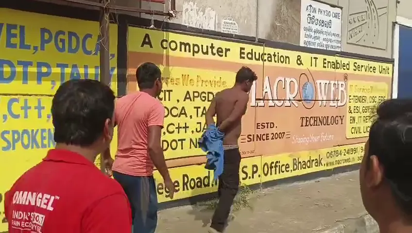 ମହଙ୍ଗା-ପଡ଼ିଲା-ମୋବାଇଲ-ଚୋରି,-ନିସ୍ତୁକ-ପିଟିଲେ-ଲୋକେ