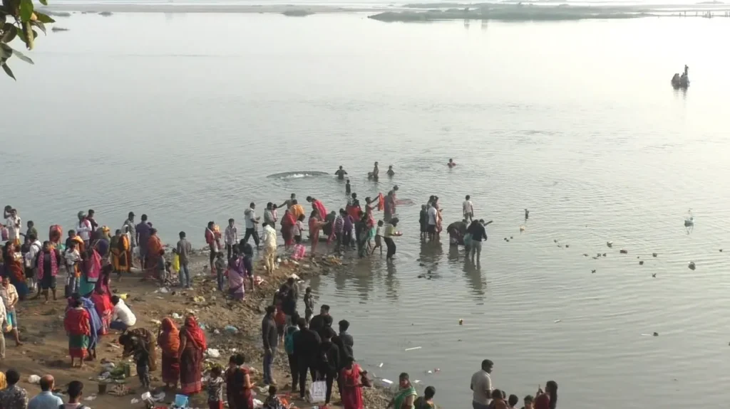 କାର୍ତ୍ତିକ-ପୂର୍ଣ୍ଣିମା,-ପାପକ୍ଷୟ-ଘାଟରେ-ଡଙ୍ଗା-ଭସାଇଲେ-ଶତାଧିକ-ମହିଳା-ବ୍ରତଧାରୀ