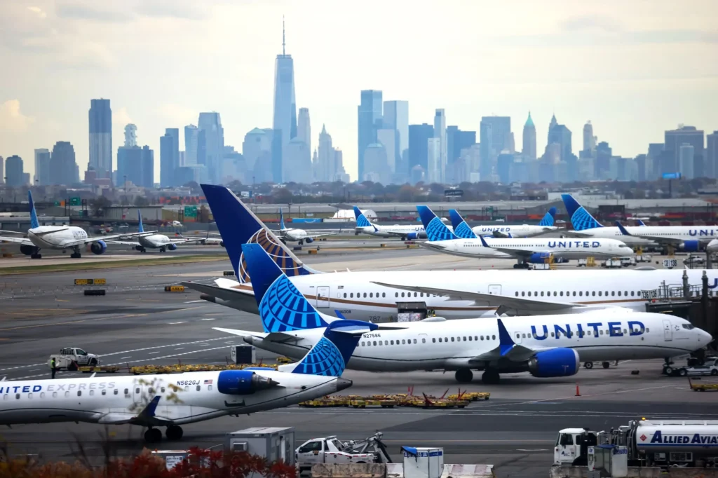 ସଟଡାଉନ୍-ପାଇଁ-ଚିନ୍ତାରେ-ଆମେରିକା-:-୧୮୦୦-ବିମାନ-କ୍ୟାନ୍ସଲ,-୩-ଲକ୍ଷ-ଯାତ୍ରୀ-ପ୍ରଭାବିତ