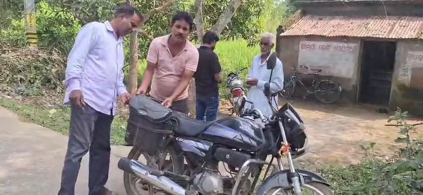 ବ୍ୟାଙ୍କ୍ରୁ-ଟଙ୍କା-ଉଠାଇ-ପାସବୁକ୍-ଅପଡେଟ୍-କରିବାକୁ-ଯାଇଥିଲେ,-ଡିକି-ଭାଙ୍ଗି-ଦୁଇ-ଲକ୍ଷ-ଟଙ୍କା-ଲୁଟିନେଲେ-ଦୁର୍ବୃତ୍ତ