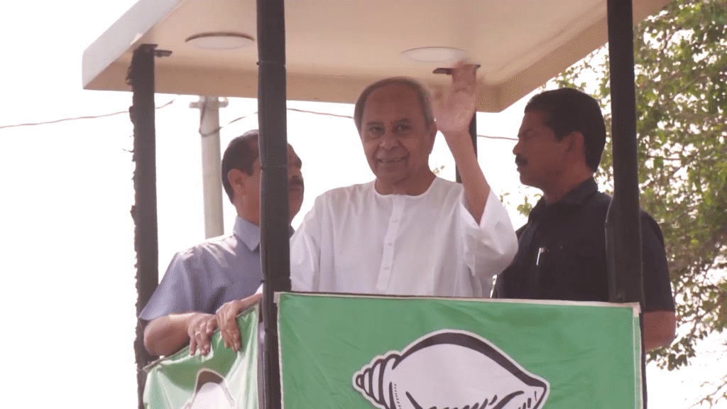 ନୂଆପଡ଼ାରେ-ବିଜେଡି-ସୁପ୍ରିମୋଙ୍କ-ରୋଡ୍-ଶୋ’,-ପ୍ରାର୍ଥୀ-ସ୍ନେହାଙ୍ଗିନୀ-ଛୁରିଆଙ୍କ-ପାଇଁ-ମାଗୁଛନ୍ତି-ଭୋଟ୍