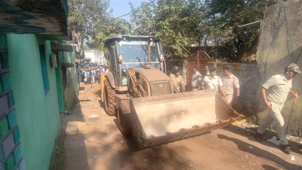 ଅପରାଧୀଙ୍କୁ-ସାବାଡ୍-କରିବାକୁ-ମୋହନ-ସରକାରଙ୍କ-ବୁଲଡୋଜର-ଆକ୍ସନ,-ବେଆଇନ-ଜବରଦଖଲକୁ-ମାଟିରେ-ମିଶାଇବା-ପାଇଁ-ପ୍ରକ୍ରିୟା-ଜାରି- 