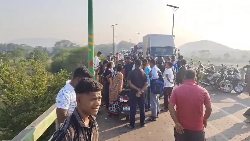 ସାରଙ୍ଗଧର-ସେତୁ-ଉପରେ-ସ୍କୁଟି-ବାଇକ୍-ମୁହାଁମୁହିଁ-ଧକ୍କା-:-୨-ଆରୋହୀ-ମୃତ-ଓ-ସ୍କୁଟି-ଚାଳକ-ଗୁରୁତର