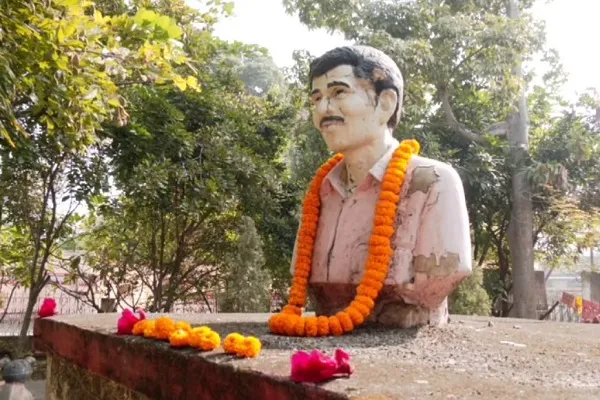 ପୁଣ୍ୟତିଥିରେ-ଅକ୍ଷୟ-ମହାନ୍ତିଙ୍କ-ପ୍ରତି-ଅବହେଳା,-ବିକୃତ-ଅବସ୍ଥାରେ-ଓଡ଼ିଆ-ସଙ୍ଗୀତ-ଜଗତର-ସମ୍ରାଟଙ୍କ-ପ୍ରତିମୂର୍ତ୍ତି