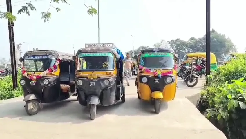 ଗାଡି-ବିକ୍ରି-ପରେ-ମିଳୁନି-ସେବା,-ସୋ-ରୁମ୍-ସମ୍ମୁଖରେ-ଶତାଧିକ-ଅଟୋ-ଚାଳକ-ଧାରଣା