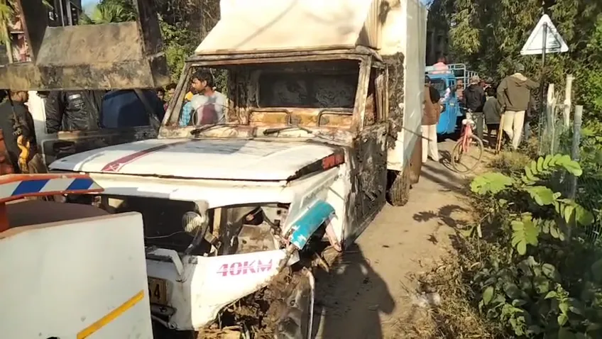 ଦୁର୍ଘଟଣା-ପରେ-ନିଆଁ-ଲାଗି-ବାଉଁଶ-ବୁଦାରେ-ପଶିଗଲା-ଗୋରୁ-ବୋଝେଇ-ଗାଡ଼ି