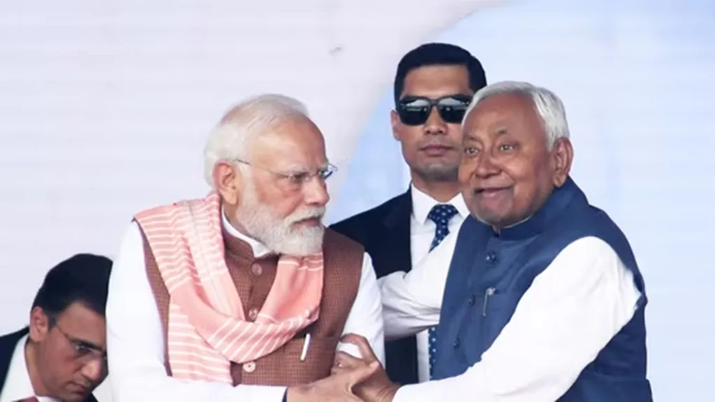 ଏୟାରପୋର୍ଟରେ-ପ୍ରଧାନମନ୍ତ୍ରୀ-ମୋଦିଙ୍କୁ-ପାଦ-ଛୁଇଁ-ପ୍ରଣାମ-କଲେ-ନିତିଶ,-watch-video