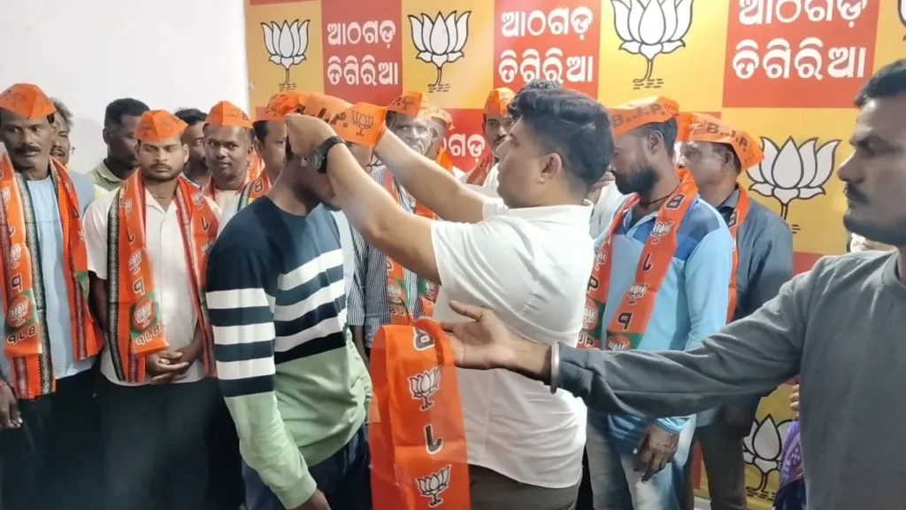 ଆଠଗଡ଼-ବିଜେପିର-ମିଶ୍ରଣ-ପର୍ବ-:-ବିଜେଡି-ଓ-କଂଗ୍ରେସ-ଛାଡ଼ି-ବିଜେପିରେ-ମିଶିଲେ-ଶତାଧିକ-କର୍ମୀ