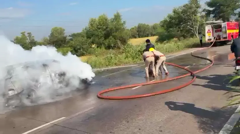ରାସ୍ତା-ମଝିରେ-ହୁତୁ-ହୁତୁ-ହୋଇ-ଜଳିଗଲା-କାର୍,-ଅଳ୍ପକେ-ବର୍ତ୍ତିଗଲେ-ଚାଳକ