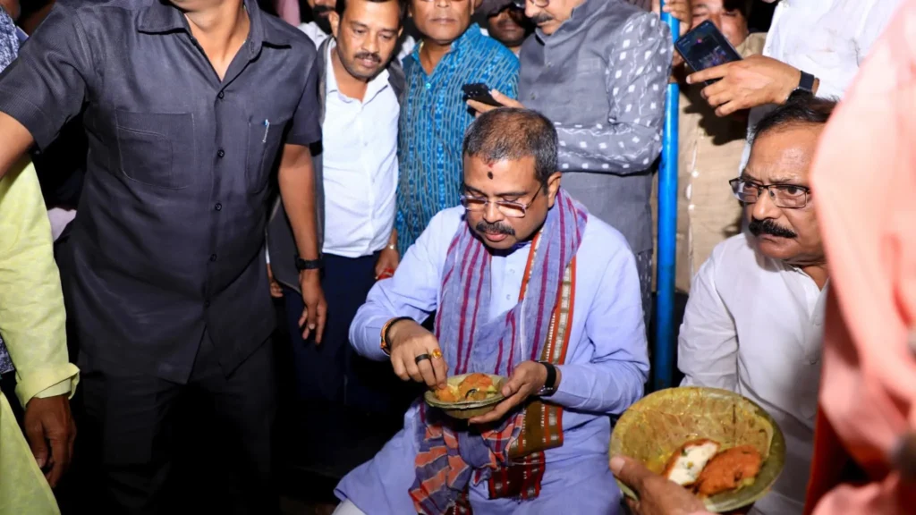 କଟକ-ଗସ୍ତ-ସମୟରେ-ଶିଖରପୁରରେ-ବରା,-ତରକାରି-ଖାଇଲେ-କେନ୍ଦ୍ରମନ୍ତ୍ରୀ