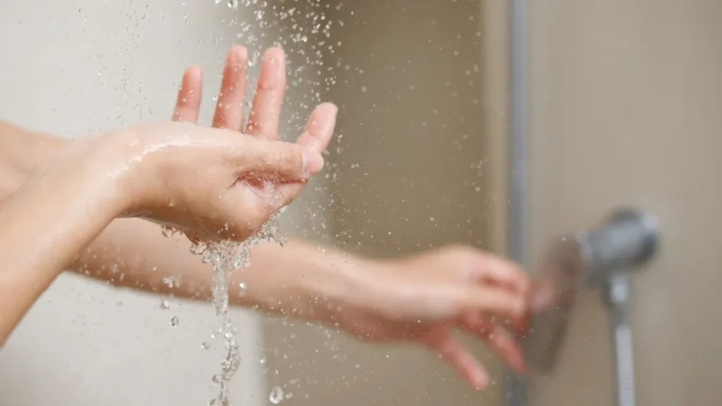 ଶୀତ-ଋତୁରେ-ଗରମ-ପାଣିରେ-ଗାଧୋଉଥିଲେ-ସାବଧାନ,-ହୋଇପାରେ-ଏହି-ସବୁ-ସମସ୍ୟା