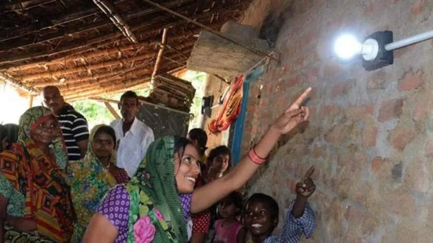 ସ୍ଵାଧୀନତାର-୭୭-ବର୍ଷ-ପରେ-ପ୍ରଥମ-ଥର-ଗାଁ’ରେ-ପହଞ୍ଚିଲା-ବିଜୁଳି,-ଖୁସିରେ-ନାଚିଲେ-ଲୋକେ