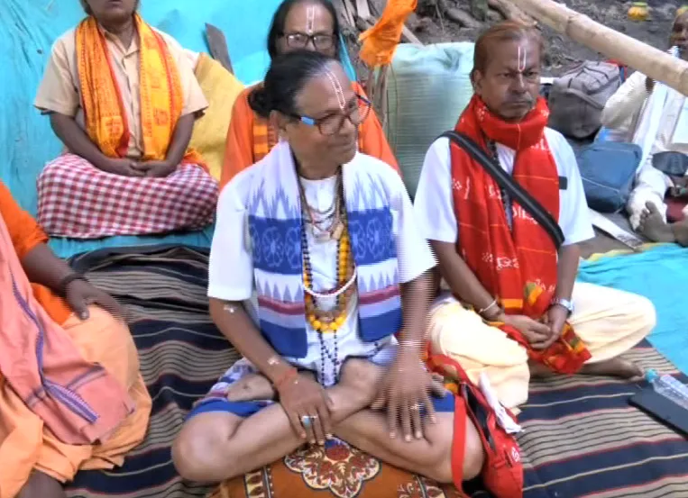 ଖଣ୍ଡଗିରି-ମେଳାର-ଶୋଭା-ବଢାଇଛନ୍ତି-ସ୍ୱାମୀ-ଆନନ୍ଦରାଜ,-ଇନ୍ଦ୍ରିୟକୁ-ବଶିକରଣ-କରିବାର-ଦେଉଛନ୍ତି-ବାର୍ତ୍ତା