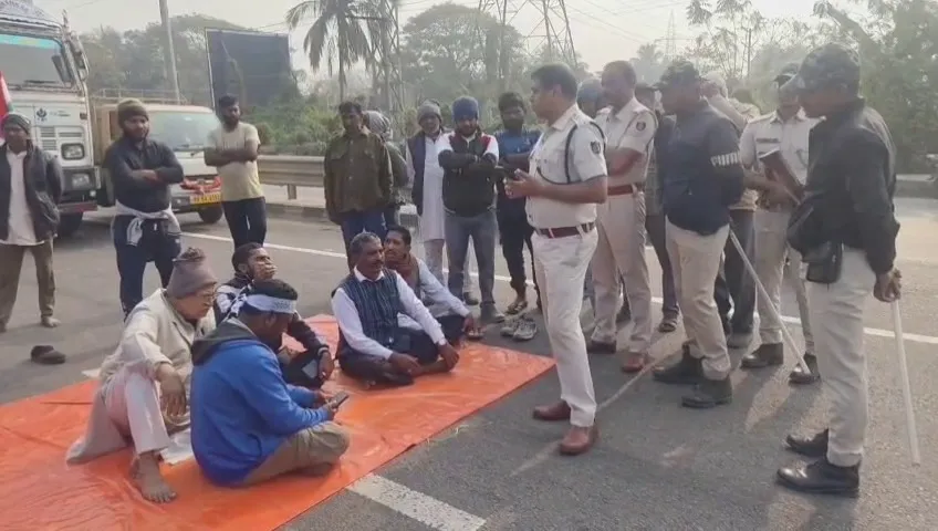 ଭଦ୍ରକ-ସହରରେ-ଦୋକାନ-ବଜାର-ବନ୍ଦ,-ଏନ୍ଏଚ୍-ଅବରୋଧ-କଲେ-ନବ-ନିର୍ମାଣ-କୃଷକ-ସଙ୍ଗଠନ
