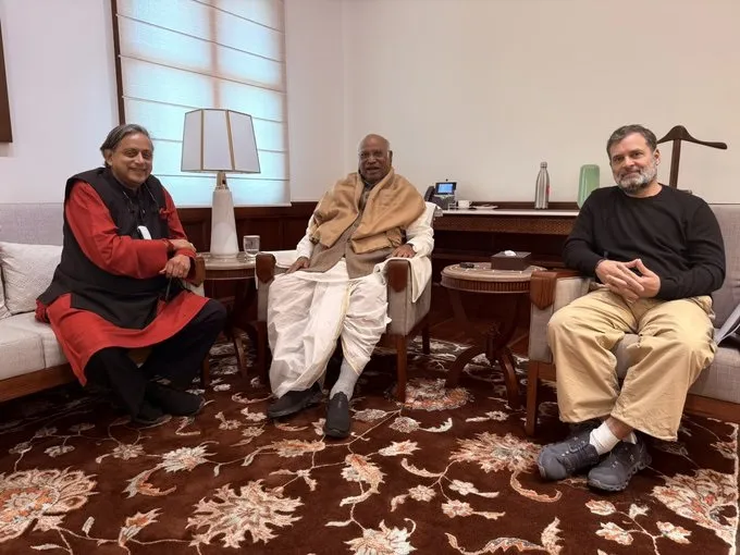 ଅସନ୍ତୋଷ-ଖବର-ମଧ୍ୟରେ-ଖଡଗେ-ଓ-ରାହୁଲ-ଗାନ୍ଧିଙ୍କୁ-ଭେଟିଲେ-ଥରୁର,-ବୈଠକ-ପରେ-ଦେଲେ-ବଡ଼-ବୟାନ