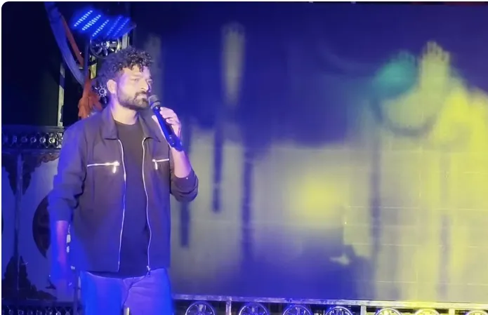 ଚାଲୁଥିଲା-ମେଲୋଡି-ଡ୍ୟାନ୍ସ,-ଲିଭିଗଲା-ଯାତ୍ରା-ପେଣ୍ଡାଲର-ଲାଇଟ୍,-ମୋବାଇଲ-ଟର୍ଚ୍ଚରେ-ଝୁମିଲେ-ଦର୍ଶକ