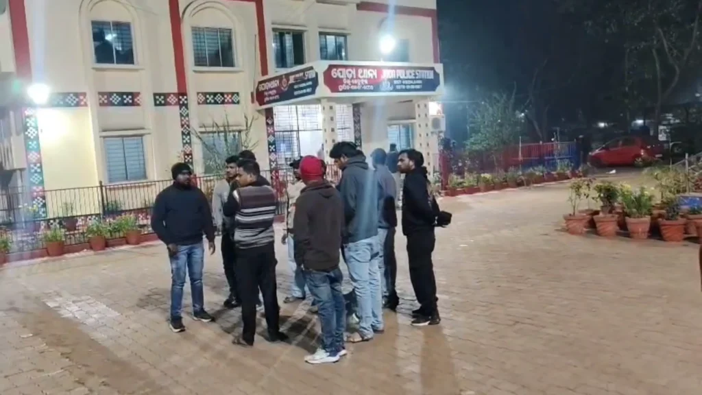 ସହକର୍ମୀ-ସାଙ୍ଗଙ୍କ-ସହ-ପିକନିକ-ଯାଇଥିବା-ବେଳେ-ହତ୍ୟା-!