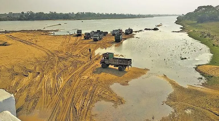 ବାଲି-ଓ-ପଥର-ମାଫିଆଙ୍କୁ-ସରକାରଙ୍କ-ଶକ୍ତ-ଝଟକା,-ଲଘୁ-ଖଣିଜ-ଉପରେ-ବଢ଼ିଲା-‘ଅତିରିକ୍ତ-ଶୁଳ୍କ’