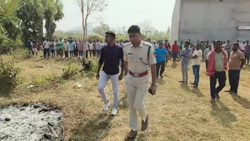 ଗାଁ-ନିକଟରୁ-ରକ୍ତାକ୍ତ-ମୃତଦେହ-ଉଦ୍ଧାର,-ପାଖରେ-ପଡ଼ିଛି-ମଦ-ଆଉ-ପାଣି-ବୋତଲ